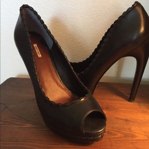Leon Max Pumps